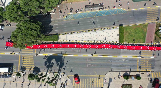 Gençlerden 100 metrelik dev Türk bayrağı