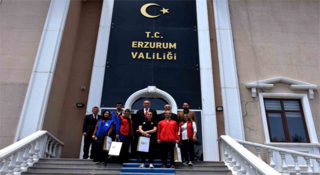 Gençlerden Vali Memişe çiçek