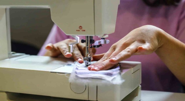 Gençlerin ilk atölye çalışmasında depremzede çocuklar için bez oyuncak