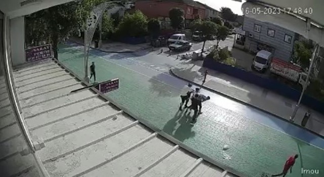 Gençlerin sokak ortasında kavgası kamerada: 2 kişi böyle darp edildi