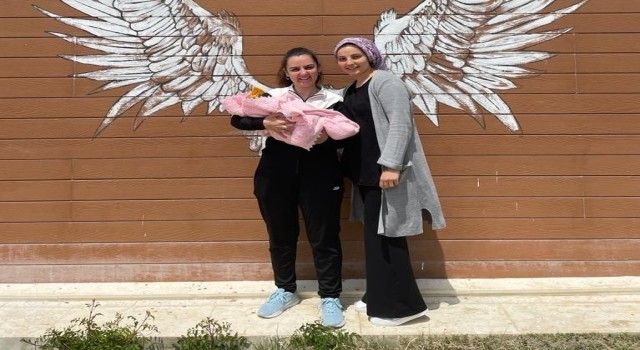 Gençlik Kampında kalan depremzede ailenin bebek mutluluğu