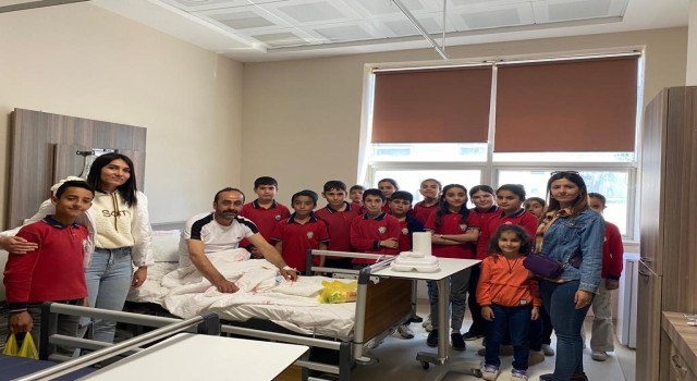 Gercüşte öğrenciler hastaları ziyaret etti