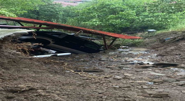 Germencikte sağanak yağış ve dolu etkili oldu