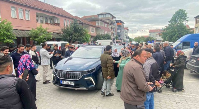 Gökçebeyde Togg ile fotoğraf çektirebilmek için birbirleriyle yarıştılar
