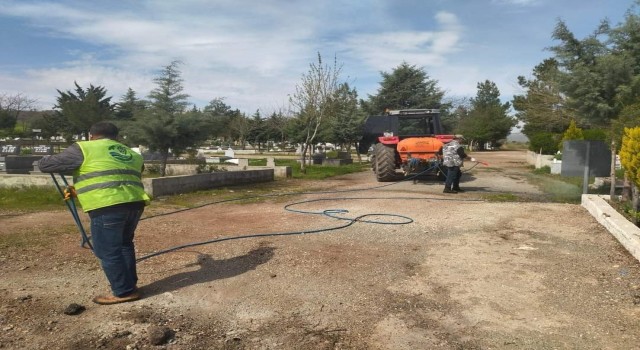 Gölbaşında ilaçlama çalışmaları devam ediyor