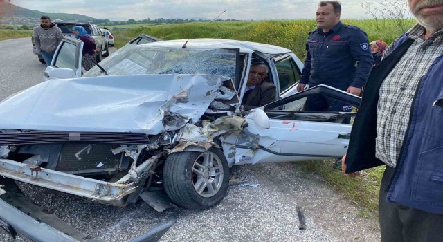 Gönende otomobil ile kamyon kafa kafaya çarpıştı: 3 yaralı