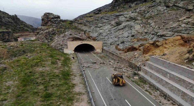 Gümüşhanede meydana gelen heyelanda dev kayalar karayolunu ulaşıma kapattı!