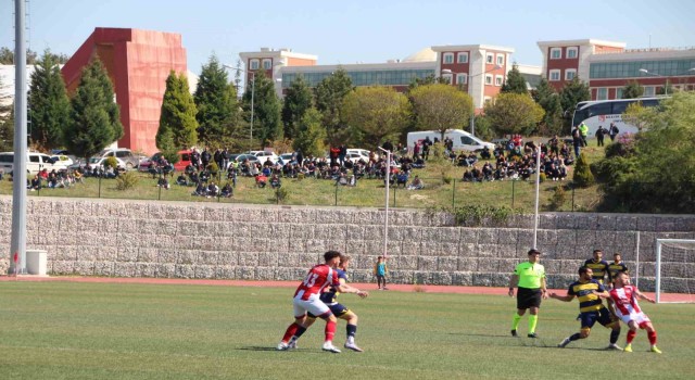 Güneşli havayı fırsat bilen taraftarlar yeşillik alanda tribün oluşturarak maç izledi