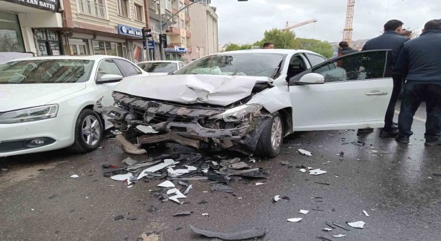 Güngörende zincirleme kaza: 1i ağır 2 yaralı