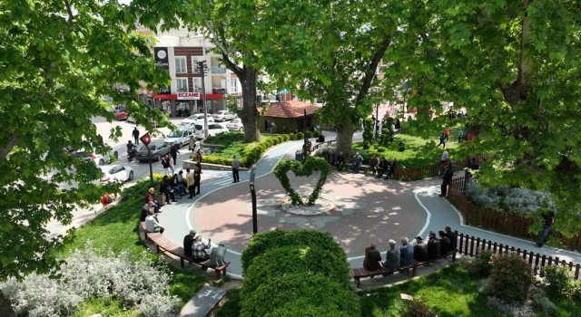 Gürsuda parklar havaların ısınmasıyla doldu taştı