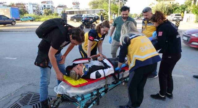Hafif ticari araç motosikletle çarpıştı: 2 yaralı