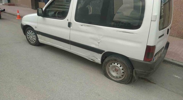 Hafif ticari araç ve motosiklet çarpıştı: 1 yaralı