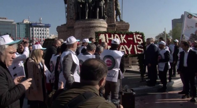 HAK-İŞ Konfederasyonu üyeleri Taksime çelenk bıraktı