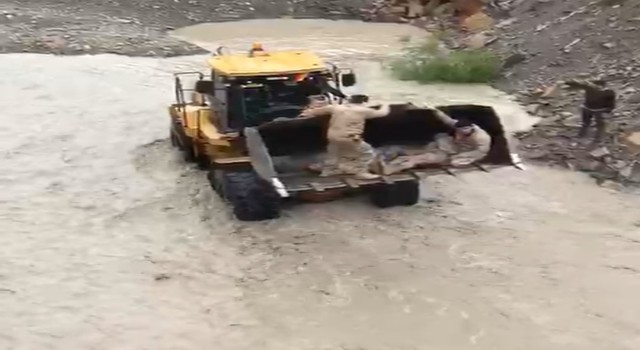 Hakkaride askeri araç Zap suyuna uçtu: 9 asker hafif yaralı