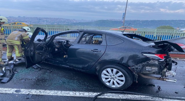 Haliç Köprüsünde bariyerlere çarpan araç alev alev yandı