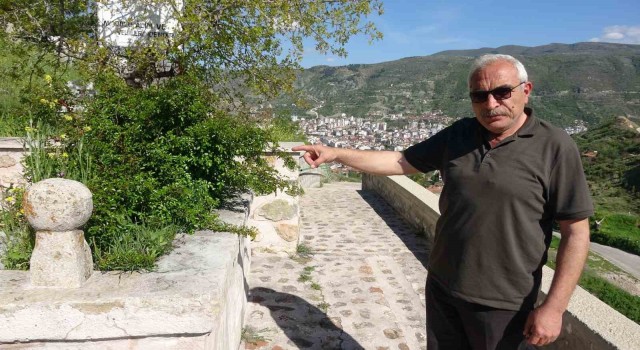 Halk arasında rivayetiyle biliniyor, onlarca basamak çıkılarak gidiliyor