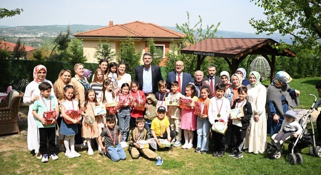 Halk oyunları yarışmasında birinci olan minikler Başkan Kocamanın misafiri oldu