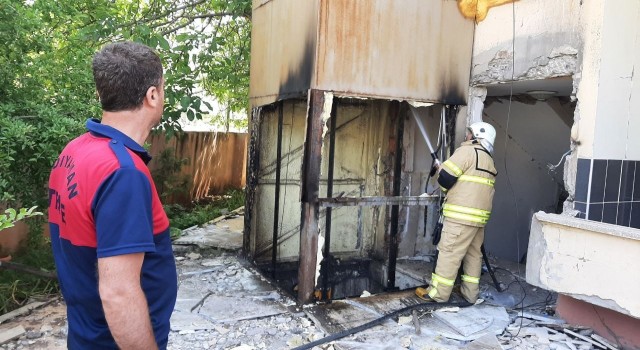 Hasarlı binadan asansörü sökerken yangın çıktı