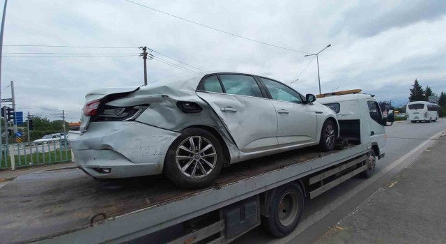 Hatalı U dönüşü kazayı beraberinde getirdi: 1i çocuk 2 yaralı
