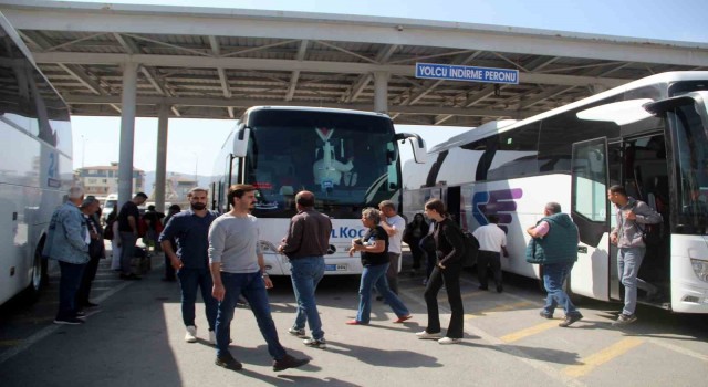 Hatay otogarında depremzedelerin seçim yoğunluğu