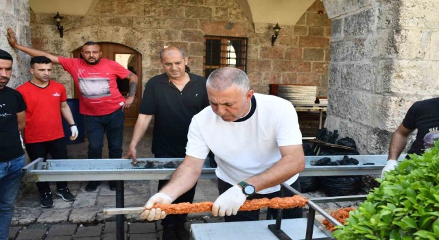 Hatayda 19 metrelik kebap yapıldı, depremzedelere ikram edildi