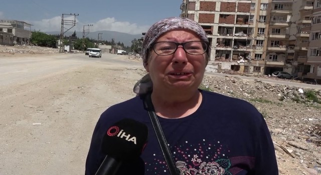 Hatayda 40 yıllık emeği moloza dönen kadın, gözyaşlarına boğuldu