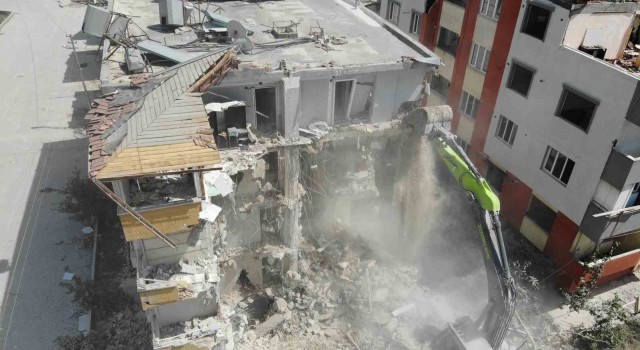 Hatayda ağır hasarlı binaların yıkımı sürüyor