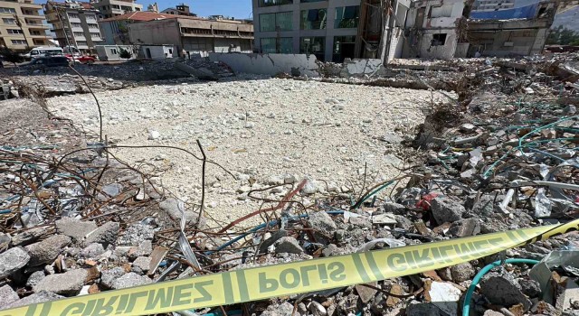 Hatayda bir enkazın su dolu bodrum katında erkek cesedi bulundu