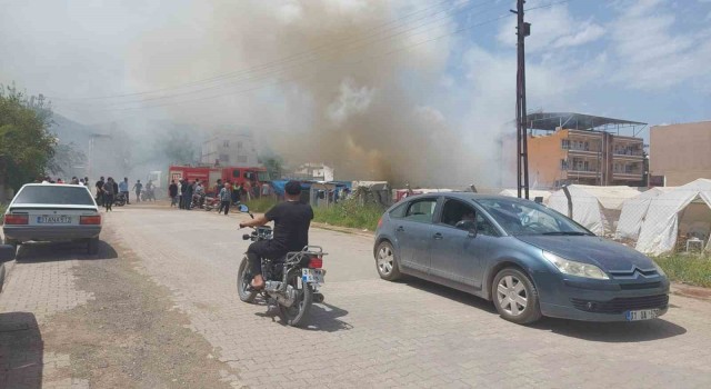 Hatayda çadırda çıkan yangın araçlara da sıçradı