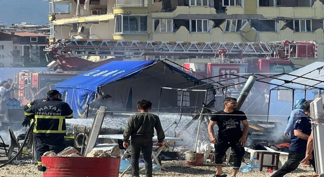 Hatayda çıkan yangında bazı çadırlar kullanılamaz hale geldi