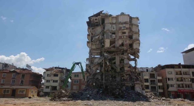Hatayda enkaz kaldırma çalışmaları devam ediyor