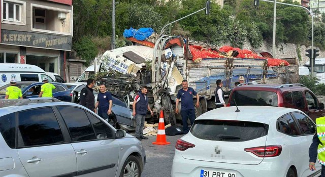 Hatayda freni patlayan kamyon araçlara daldı: 3 ölü, 20 yaralı
