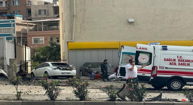 Hatayda kamyon araçların arasında daldı, ölü ve yaralılar var