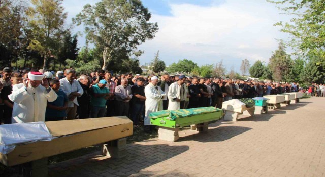 Hatayda kamyon faciasında ölen 7 kişi, yan yana defnedildi