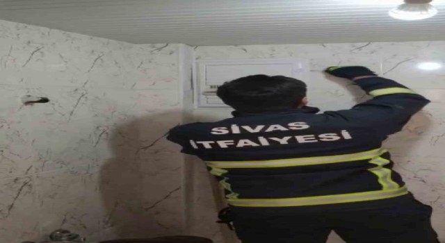 Havalandırma boşluğunda mahsur kaldı, itfaiye ekiplerince kurtarıldı