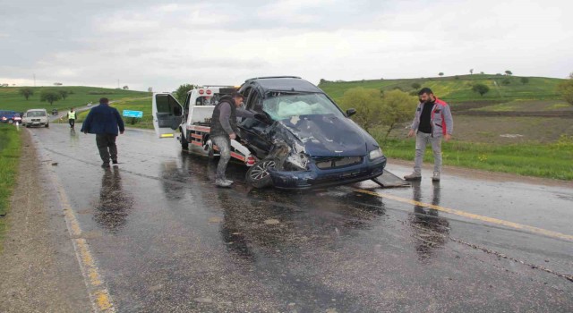 Havzada otomobil ile ticari araç çarpıştı: 3 yaralı