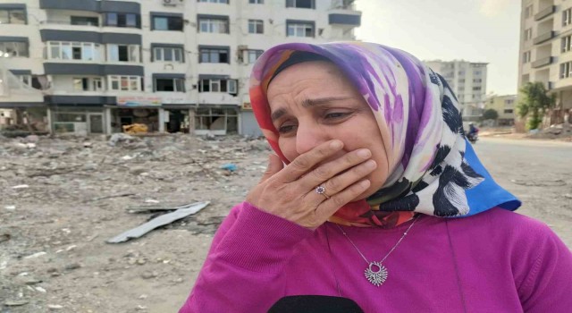 Her gün geldiği enkaz bölgesinde, komşuları ve arkadaşları için gözyaşı döküyor
