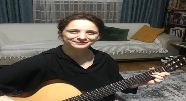Her yıl anneleri için “Anneler Günü” bestesi yapıyorlar