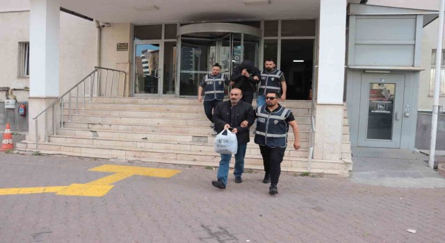 Hırsızlık suçundan aranan 2 kişi yakalandı