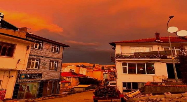 Hisarcıkta gökyüzü kızıla boyandı