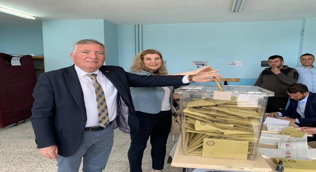 Honaz Belediye Başkanı Kepenek oyunu eşi ile birlikte kullandı