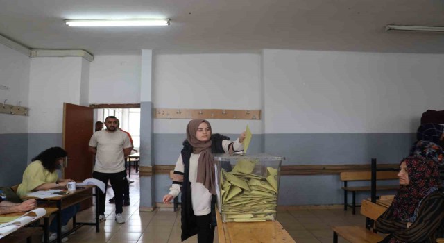 Iğdırda oy kullanma işlemleri devam ediyor
