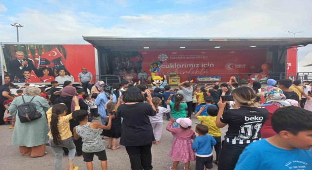 İletişim Başkanlığının gezici çocuk oyun tırı Osmaniyede depremzede çocuklarla buluştu