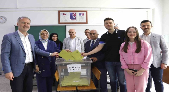 İnegöl Belediye Başkanı Alper Taban oyunu kullandı