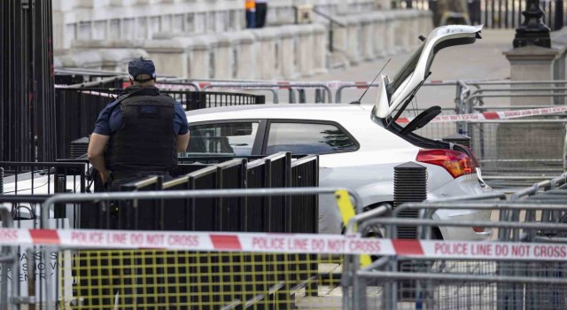 İngilterede Başbakanlık Ofisinin bulunduğu caddenin kapısına araç çarptı