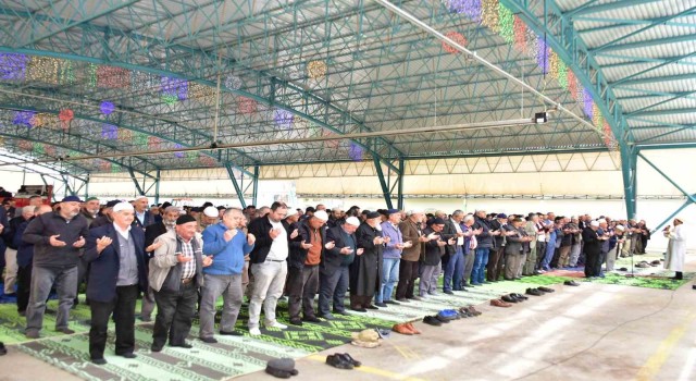 İnönüde binlerce kişi yağmur duası için toplandı
