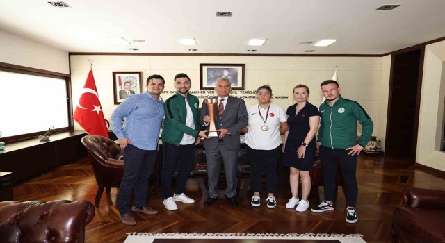 İşitme engelli sporcular Başkan Zolanla buluştu