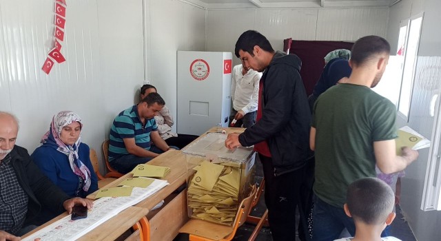 İslahiyede 900 depremzede konteynerde oy kullandı