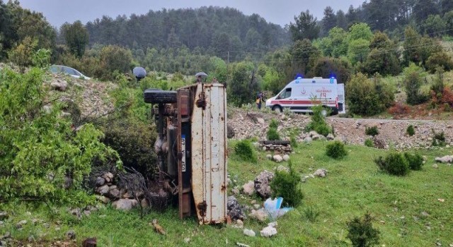 Isparta'da kamyonet şarampole yuvarlandı: 1 ölü, 1 yaralı