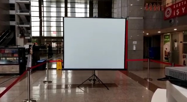 İstanbul Adliyesinde yer alan İl Seçim Kurulu tarafından seçim sonucu için ekran kuruldu